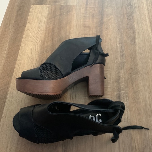 Black heels - Picture 1 of 1